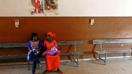 Menschenrechtsgruppen warnen vor Menschenrechtsverstößen in Mali. Auch sexuellen Missbrauch von Frauen nahe Sevaré soll vorgekommen sein. Diese zwei Frauen sitzen im Wartebereich des Nianakoro Fomba Krankenhauses in Segou.