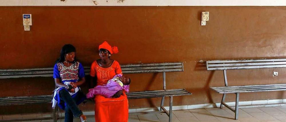 Menschenrechtsgruppen warnen vor Menschenrechtsverstößen in Mali. Auch sexuellen Missbrauch von Frauen nahe Sevaré soll vorgekommen sein. Diese zwei Frauen sitzen im Wartebereich des Nianakoro Fomba Krankenhauses in Segou.