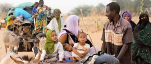 Seit Wochen flüchten Menschen aus dem Norden Malis vor den Islamisten in den Süden des Landes oder in die Nachbarländer Mauretanien, Niger oder den Tschad. Die Lage ist angesichts einer ohnehin erwarteten Hungersnot in vielen Lagern verzweifelt. 