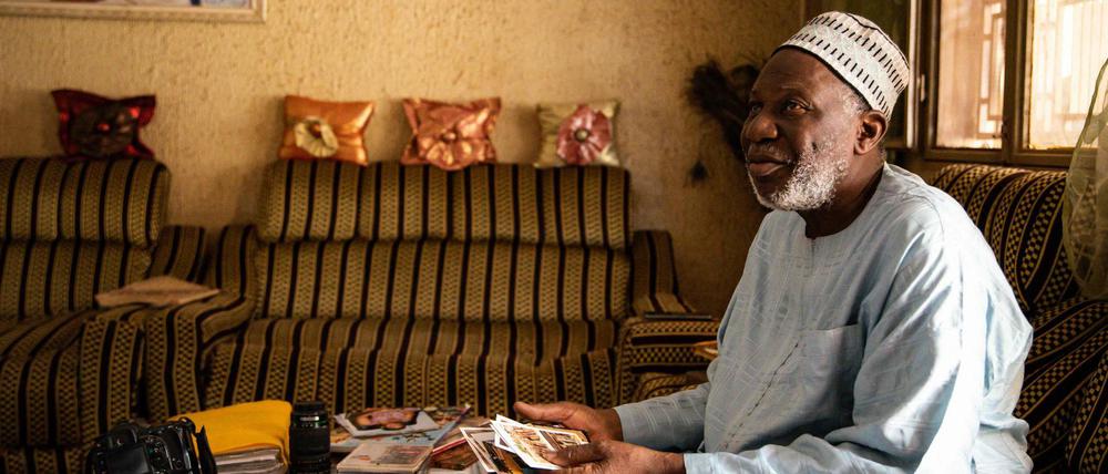Zeuge einer bewegten Vergangenheit. Der malische Fotograf Django Cissé, 76, brachte 1973 die Postkarte in seinem Land populär. Seine Sammlung ist legendär.