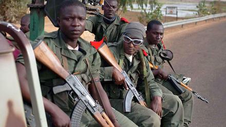 Malische Soldaten verteidigen ihr Land. Unterstützt werden sie unter anderem von Deutschen, Franzosen und der Afrikanischen Union.