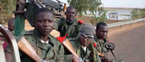 Malische Soldaten verteidigen ihr Land. Unterstützt werden sie unter anderem von Deutschen, Franzosen und der Afrikanischen Union.