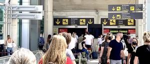 Reisende am Flughafen von Palma de Mallorca bereiten sich auf ihre Rückkehr nach Deutschland vor. 