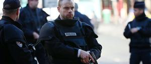 Polizisten sichern am Donnerstag in Paris die Straße vor einem Polizeirevier, in das ein Attentäter eindringen wollte.