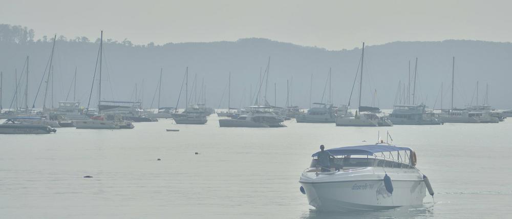 Rauchschwaden hüllen einen Hafen der thailändischen Insel Phuket ein.