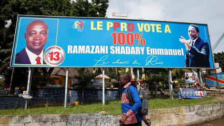 Wahlwerbung zeigt die Unterstützung durch den kongolesischen Präsident Joseph Kabila für den Kandidaten Emmanuel Ramazani Shadary.