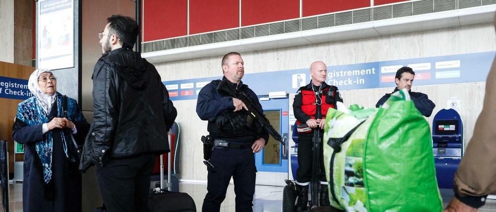 Französische Polizisten patrouillieren am Flughafen Orly in Paris (Frankreich). 