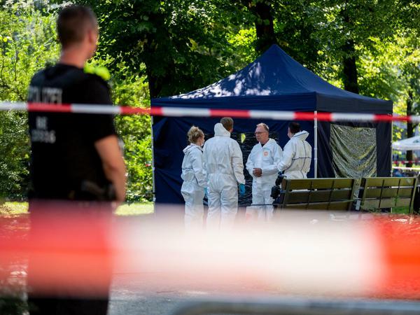 Auf der Spur: Beamte sichern nach dem Attentat von Berlin-Moabit in einem Faltpavillon Spuren am Tatort.