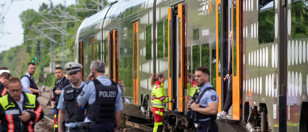 Ein Mann hat in einer Regionalbahn bei Aachen am Freitagmorgen mit einem Messer auf Reisende eingestochen und mindestens drei Menschen verletzt. 