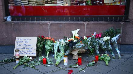 Blumen liegen an dem Ort, an dem am Montag ein Mann nach einer Polizeikontrolle gestorben ist. 