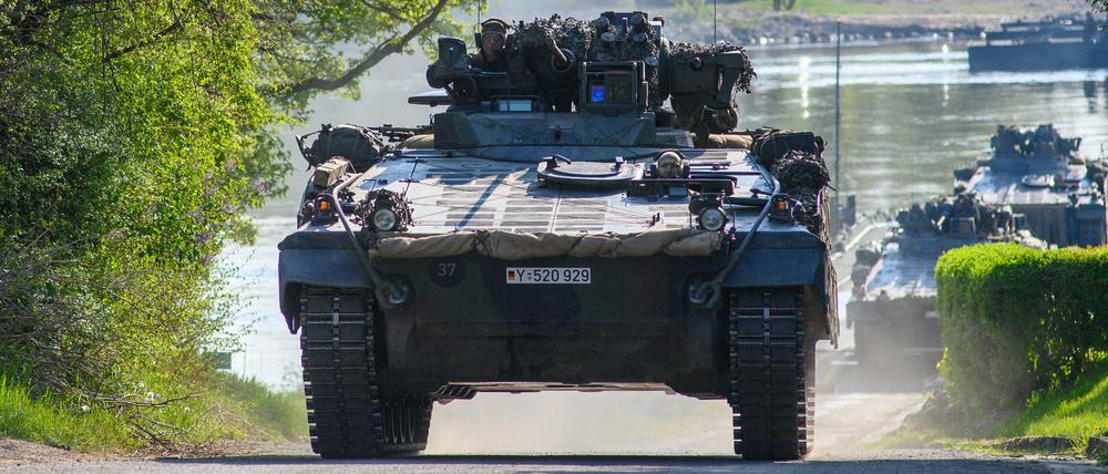 Ein Schützenpanzer Marder bei einem Manöver der Bundeswehr in Sachsen-Anhalt im Mai.