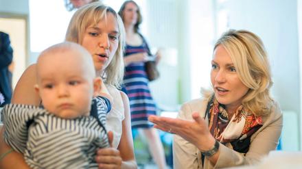 Kind und Arbeit - geht das zusammen? Bundesfamilienministerin Manuela Schwesig will Familien helfen, beides unter einen Hut zu bekommen.