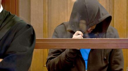 Das Berliner Landgericht hat zwei junge Männer wegen ihrer Mitgliedschaft im Terrornetzwerk Al Qaida zu hohen Haftstrafen verurteilt. 