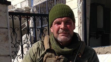 Marat Gabidullin mit Waffe und in Uniform. Als erster Kämpfer gibt er Einblicke in die Schattenarme des Kreml. 