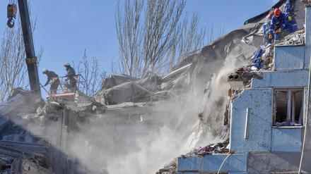 Rettungskräfte in einem zerstörten Wohnhaus in Zaporizhzhia.