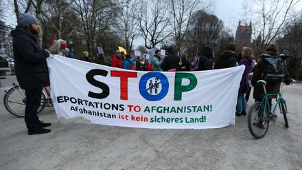 Etwa 100 Personen demonstrierten am Montag in München gegen die erneute Abschiebung von Afghanen. 