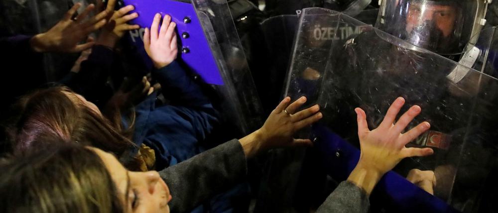 Konfrontation: Frauen und Polizisten stehen sich in Istanbul gegenüber.