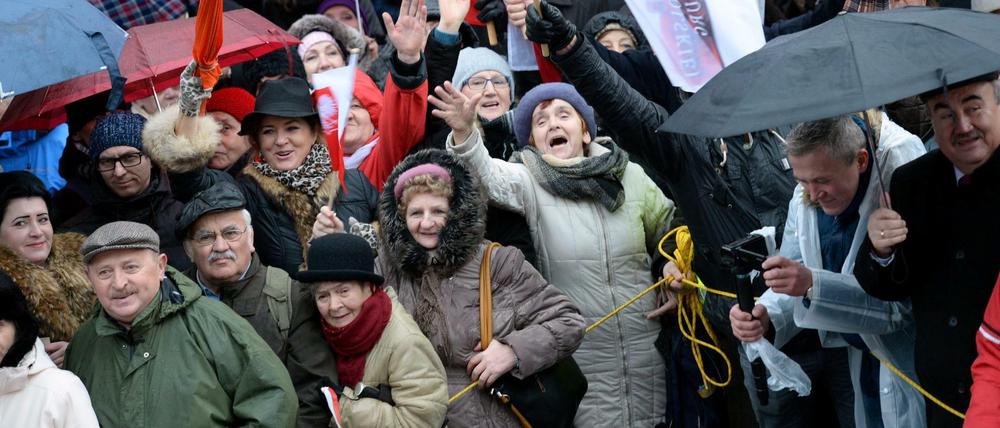 Unterstützer der neuen rechten Regierung in Polen demonstrieren immer wieder ihre Sympathie mit den totalitären Machtallüren ihrer Führung.