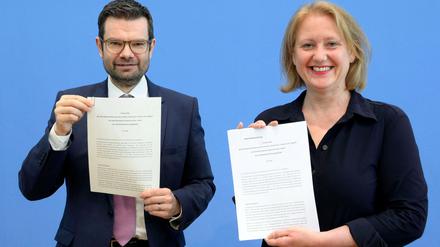 Die Minister Marco Buschmann (Justiz) und Lisa Paus (Familie) bei der Vorstellung des Eckpunktepapiers zum Selbstbestimmungsgesetz. 