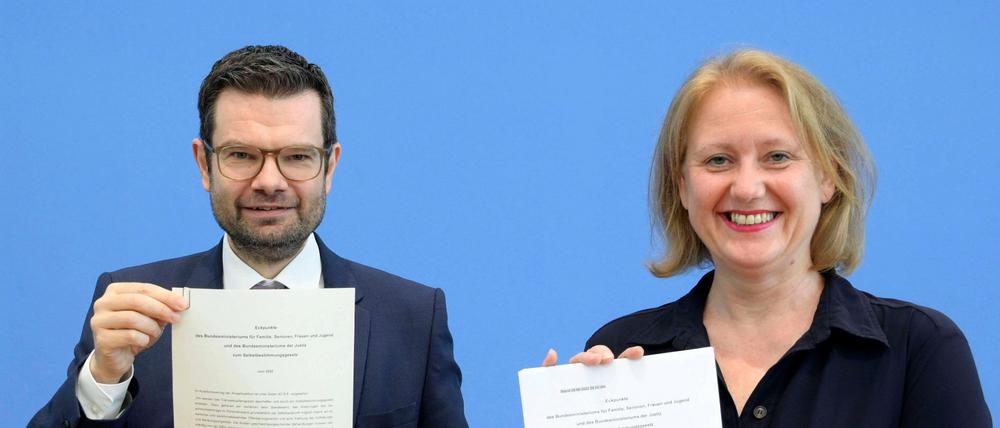 Die Minister Marco Buschmann (Justiz) und Lisa Paus (Familie) bei der Vorstellung des Eckpunktepapiers zum Selbstbestimmungsgesetz. 