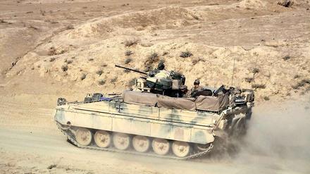 Bundeswehrsoldaten fahren in einem Marder-Panzer im Einsatz bei Char Darah in der Provinz Kundus in Afghanistan.