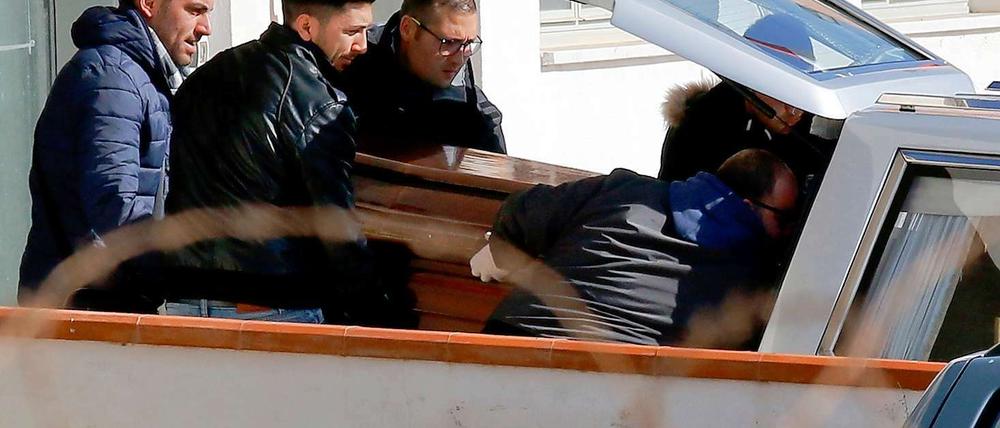 Die Leiche eines Flüchtlings wird am Hafen von Lampedusa abtransportiert.