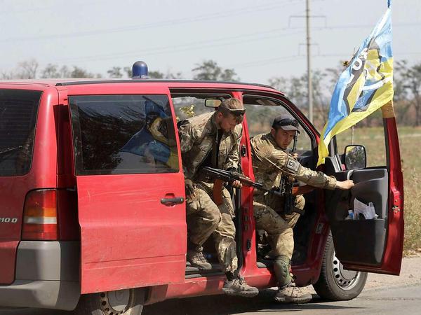 Angehörige der ukrainischen, regierungstreuen Miliz Azow kommen zur Ablösung einer Wache in der Nähe der umkämpften Stadt Mariupol. 