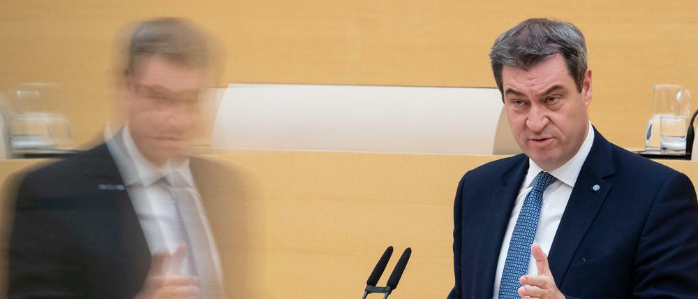 Ein Mann geht voran. Bayerns Ministerpräsident Markus Söder im Bayerischen Landtag. 