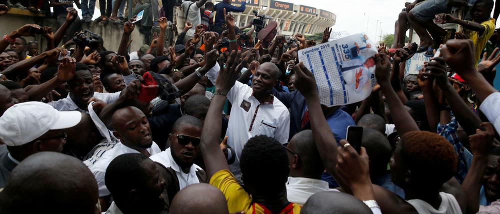 Martin Fayulu (Mitte) zweifelt die Ergebnisse der Wahlen im Kongo an