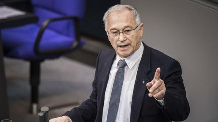 Martin Patzelt im Bundestag – er will Tempo-130-Aufkleber verteilen.