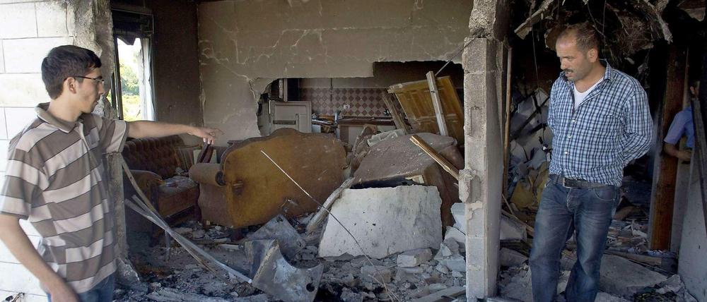 Angehörige nehmen das Haus eines Hamas-Mitgliedes in Hebron nach einem Vergeltungsschlag der israelischen Armee in Augenschein. 