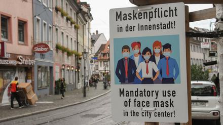 Hinweistafel auf Maskenpflicht in Freiburg