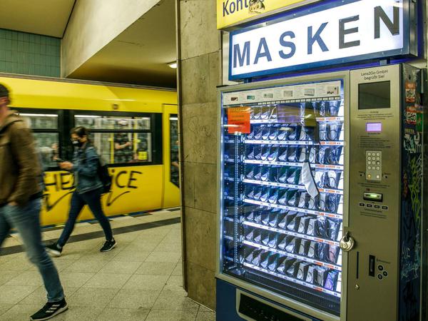 Ein Automat für Corona-Schutzmasken steht auf einem Bahnsteig an der U-Bahn-Station Turmstrasse im Berliner Stadtteil Moabit.