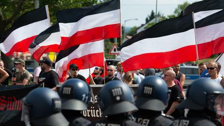 Anhänger der rechtsextremen Kleinstpartei „Die Rechte“ lassen bei der Demonstration ihre Fahnen wehen.