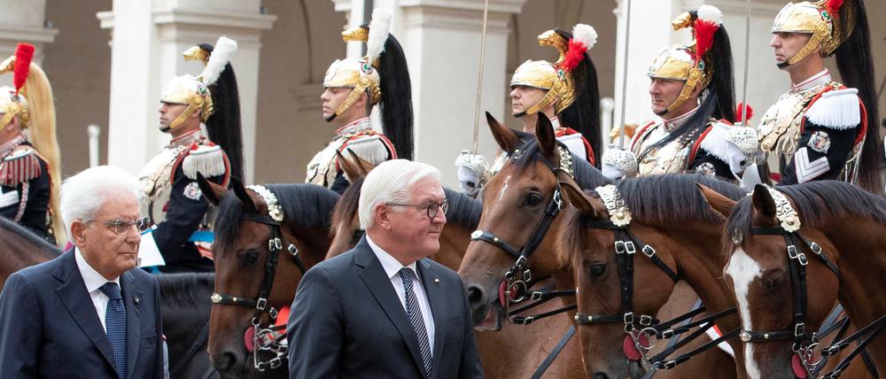 Ehrenformation der Kürassiere für den Gast aus Deutschland: Die Präsidenten Mattarella und Steinmeier im Quirinalspalast in Rom.