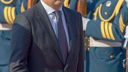 Italiens Premier Matteo Rezin vor chinesischen Soldaten während seines Besuchs in Peking