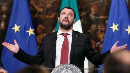 Gibt sich gesprächsbereit nach vorheriger Provokation: Matteo Salvini, Innenminister von Italien, hier bei einer Pressekonferenz. 