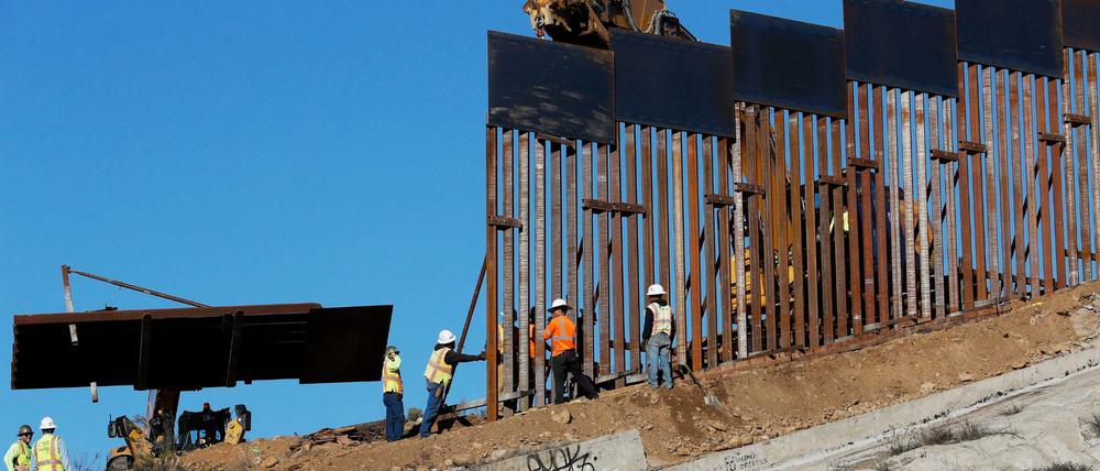 Arbeiter errichten einen neuen Abschnitt der US-Grenzmauer. 