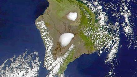 Die älteste Messreihe von CO2 in der Atmosphäre wird auf den beiden Vulkanen Mauna Kea (links) und Mauna Loa (rechts) seit 1958 kontinuierlich aufgezeichnet. Die Vulkane gehören zur Inselgruppe Hawaii. 