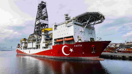 Ein türkisches Bohrschiff liegt im Hafen von Istanbul.