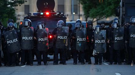 Polizisten bei einer Demonstration gegen Rassismus in Detroit am 31. Mai.