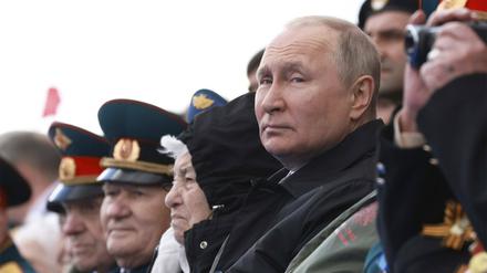 Männer, die auf Panzer starren: Präsident Wladimir Putin und russische Militärführer bei der Parade am 9. Mai.