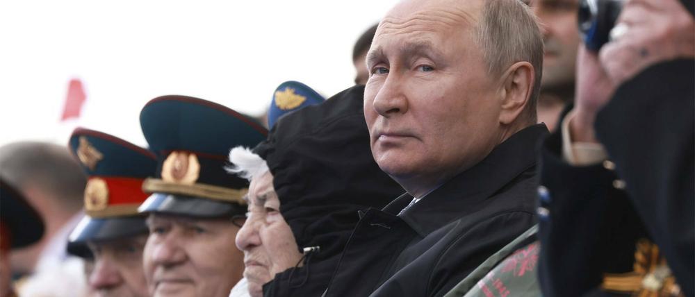 Männer, die auf Panzer starren: Präsident Wladimir Putin und russische Militärführer bei der Parade am 9. Mai.