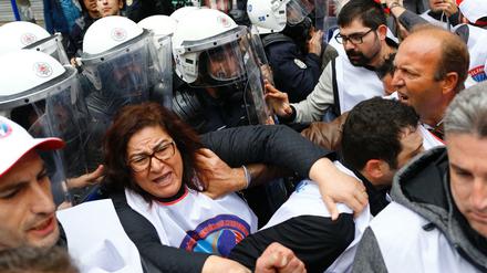 Demonstranten, die zum Taksim-Platz vordringen wollten, trafen am Sonntag in Istanbul auf starke Polizeikräfte.