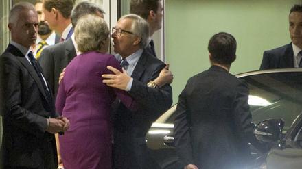 Der EU-Kommissionschef Jean-Claude Juncker umarmt am Montagabend in Brüssel die britische Regierungschefin Theresa May. 