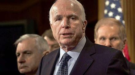 US-Senator John McCain legt sich mit Frank-Walter Steinmeier an.