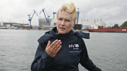 Manuela Schwesig (SPD), Ministerpräsidentin von Mecklenburg-Vorpommern, macht eine Schiffstour im Seehafen Rostock.