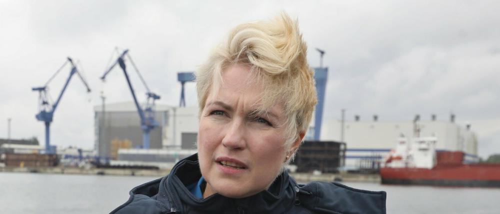 Manuela Schwesig (SPD), Ministerpräsidentin von Mecklenburg-Vorpommern, macht eine Schiffstour im Seehafen Rostock.