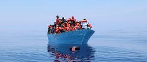 Flüchtlinge auf einem Boot im Mittelmeer (Symbolbild)