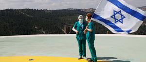 Medizinisches Personal mit einer israelischen Flagge am Unabhängigkeitstag.